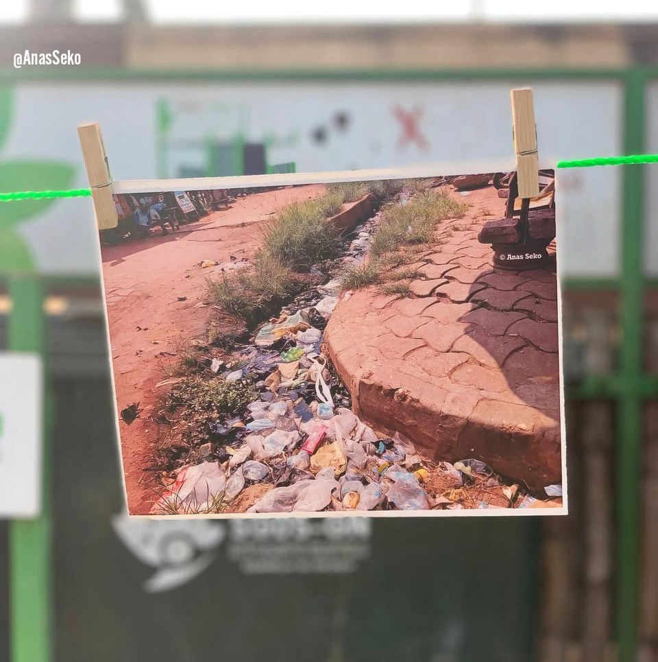 Cette photo a été prise à l'embarcadère du site touristique de Ganvié en 2022. Elle rend compte de la mauvaise gestion des déchets dans nos différentes villes, et appellent les populations à l'adoption de gestes écoresponsables.